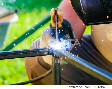 Selective focus on the flash of an electrode cutting metal. Selective focus on the flash of an electrode cutting metal. 91698709