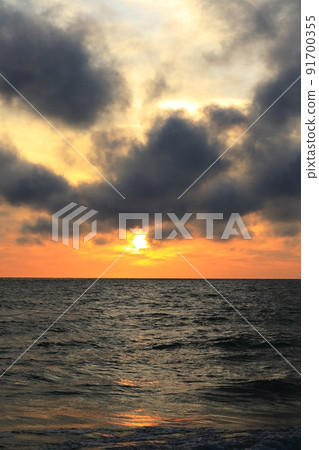 epic sunset on the beach 91700355