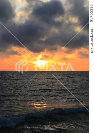 epic sunset on the beach 91700356