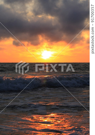epic sunset on the beach 91700357