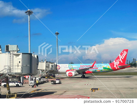 Airplane parking at passenger gate Prepare for serve passenger on journey by jet bridge. Airplane parking at passenger gate Prepare for serve passenger on journey by jet bridge. 91700728