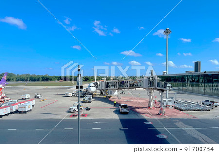 Airplane parking at passenger gate Prepare for serve passenger on journey by jet bridge. 91700734