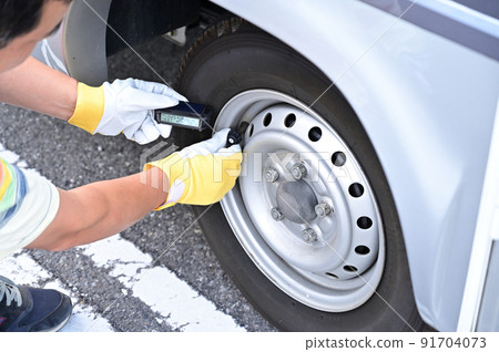 Male car checking tire pressure monitor Camper Male car checking tire pressure monitor Camper 91704073