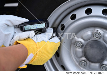 Male car checking tire pressure monitor Camper Male car checking tire pressure monitor Camper 91704078