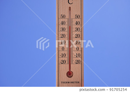 極熱日:室外溫度為38°C,天空蔚藍的溫度計 極熱日:室外溫度為38°C,天空蔚藍的溫度計 91705254