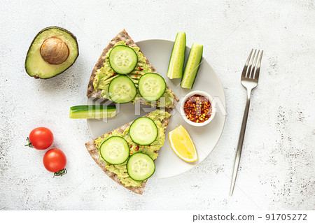 Crisp bread sandwiches with mashed avocado and cucumber Crisp bread sandwiches with mashed avocado and cucumber 91705272