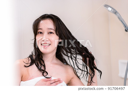 年輕女子洗澡 91706497