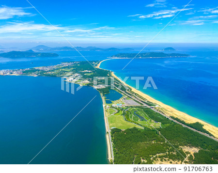 Umi-no-Nakamichi and Shikajima seen from the cabin just before landing at Fukuoka Airport Umi-no-Nakamichi and Shikajima seen from the cabin just before landing at Fukuoka Airport 91706763