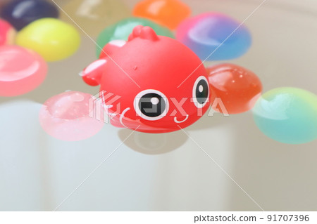 可愛的金魚和五顏六色的彈力球 可愛的金魚和五顏六色的彈力球 91707396