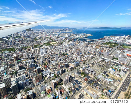 在福岡機場降落前從機艙看到的福岡市 91707850