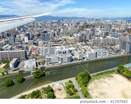 在福岡機場降落前從機艙看到的福岡市 91707882