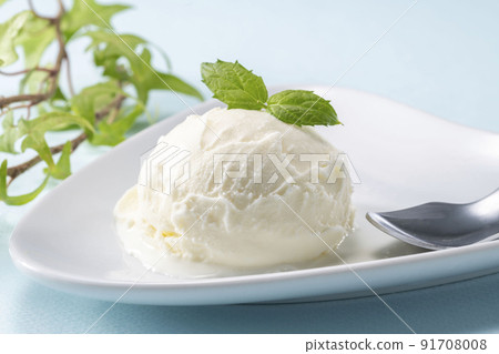 冰涼美味的香草冰淇淋 冰涼美味的香草冰淇淋 91708008