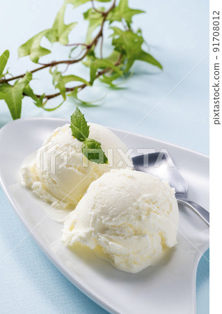 Cold and delicious vanilla ice cream 91708012