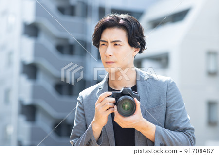 攝影師在戶外拍攝 91708487
