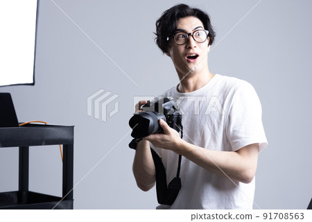 Cameraman in the shooting studio 91708563