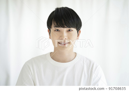 Young man wearing a white T-shirt Men's beauty image Portrait looking at the camera 91708635