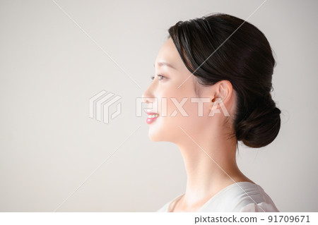 Profile of a beautiful Japanese woman Profile of a beautiful Japanese woman 91709671