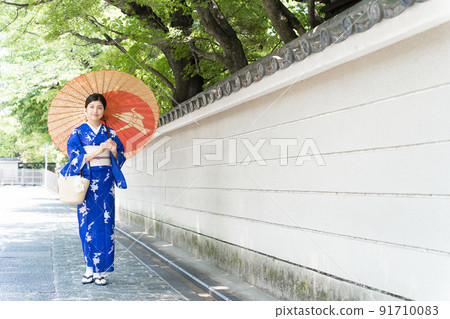 走在京都市的和服婦女 91710083