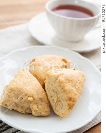 杯子裡有堅果和茶的烤餅 91710278