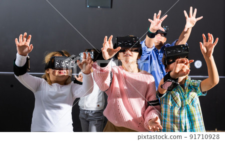 Children are looking for way out of virtual escape room 91710928