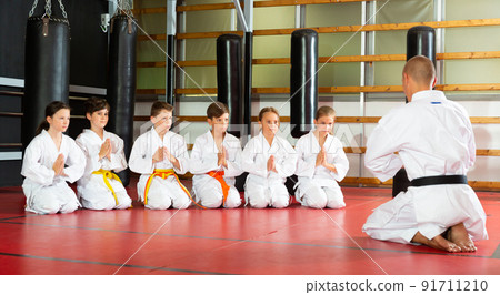 Boys and girls in kimono with their trainer Boys and girls in kimono with their trainer 91711210