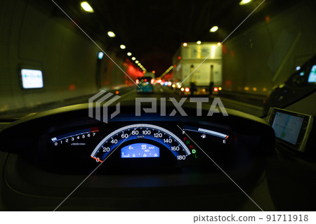 高速公路隧道中的交通擁堵圖像 91711918