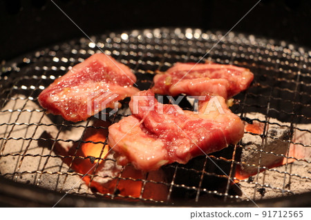 美味的肋骨烤肉，在烤肉店用木炭烤的木炭烤肉 91712565