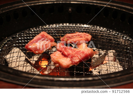 美味的肋骨烤肉，在烤肉店用木炭烤的木炭烤肉 91712566