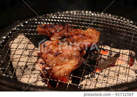 美味的肋骨烤肉，在烤肉店用木炭烤的木炭烤肉 91712567