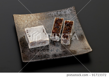 Kintsuba,一種傳統的日本甜點,看起來很美味,帶有優雅的甜味 Kintsuba,一種傳統的日本甜點,看起來很美味,帶有優雅的甜味 91713372