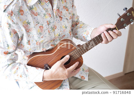 享受尤克里裡琴的老人 91716848