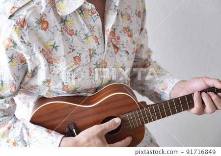 享受尤克里裡琴的老人 享受尤克里裡琴的老人 91716849