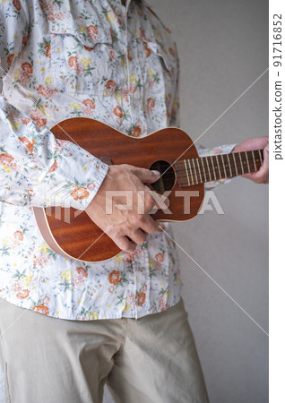 享受尤克里裡琴的老人 享受尤克里裡琴的老人 91716852