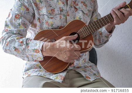 享受尤克里裡琴的老人 享受尤克里裡琴的老人 91716855