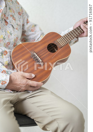 享受尤克里裡琴的老人 享受尤克里裡琴的老人 91716867