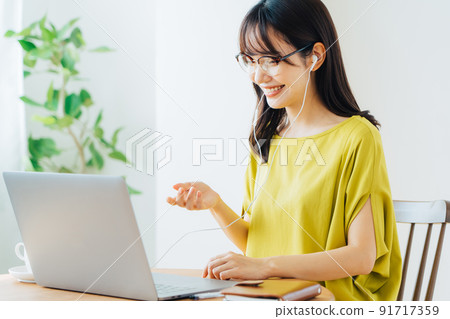 Woman having a web conference at home 91717359