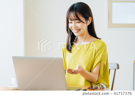 女人在家做遠程辦公 91717376