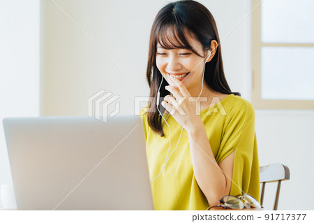 女人在家做遠程辦公 91717377