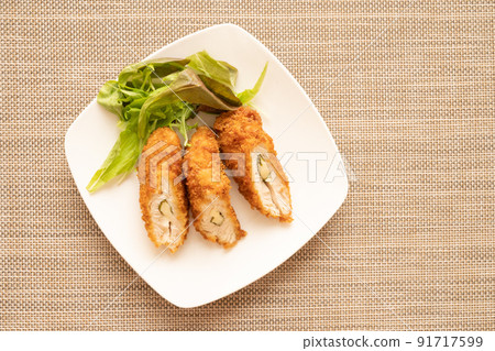 Chicken cutlet sandwiched between cheese and perilla Chicken cutlet sandwiched between cheese and perilla 91717599