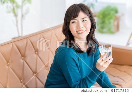 Women's living room middle lifestyle water 91717813