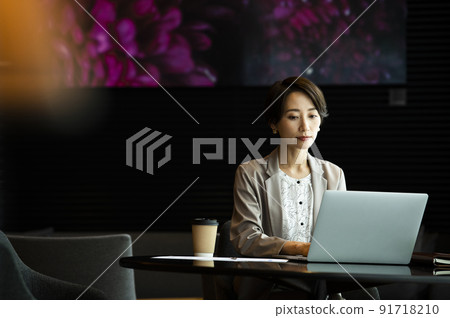 商務女性辦公室筆記本電腦 商務女性辦公室筆記本電腦 91718210