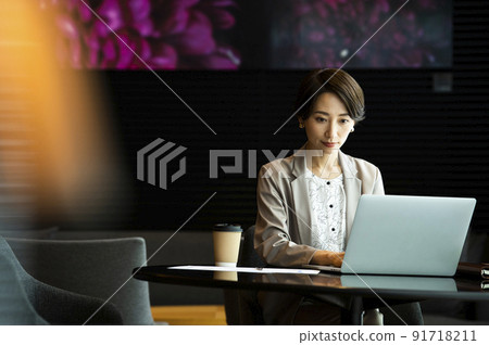 商務女性辦公室筆記本電腦 91718211