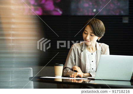 商務女性辦公室筆記本電腦 商務女性辦公室筆記本電腦 91718216