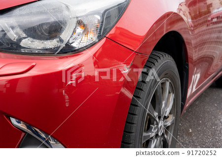 一輛損壞的汽車的前部 一輛損壞的汽車的前部 91720252