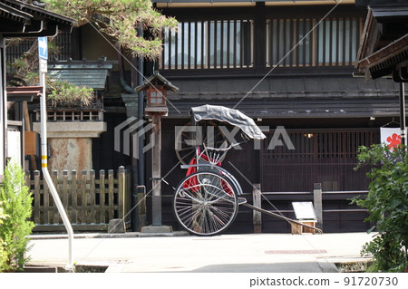 飛驒高山 一輛停在高山老街上的人力車 91720730
