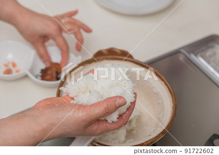 [Middle housewife makes rice balls with rice cooked in a clay pot] Umeboshi 91722602