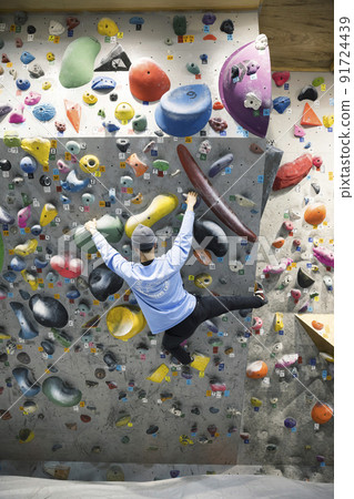Young men bouldering advanced 91724439