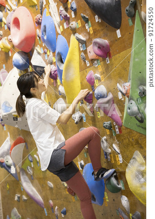 年輕女子抱石 年輕女子抱石 91724550