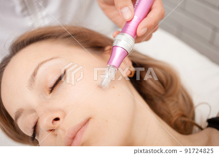 Mesotherapy in salon, cosmetologist, microneedles for rejuvenation Mesotherapy in salon, cosmetologist, microneedles for rejuvenation 91724825