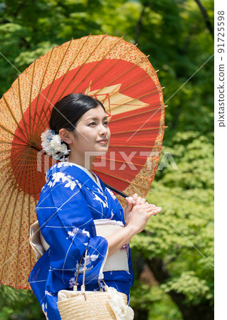 走在日本花園裡的和服女人 91725598